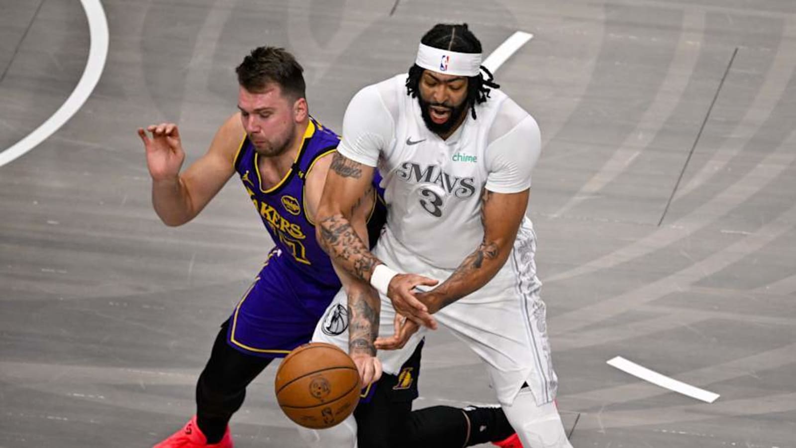 NBA World Reacts To Anthony Davis' Performance In Lakers-Mavs Game | Yardbarker