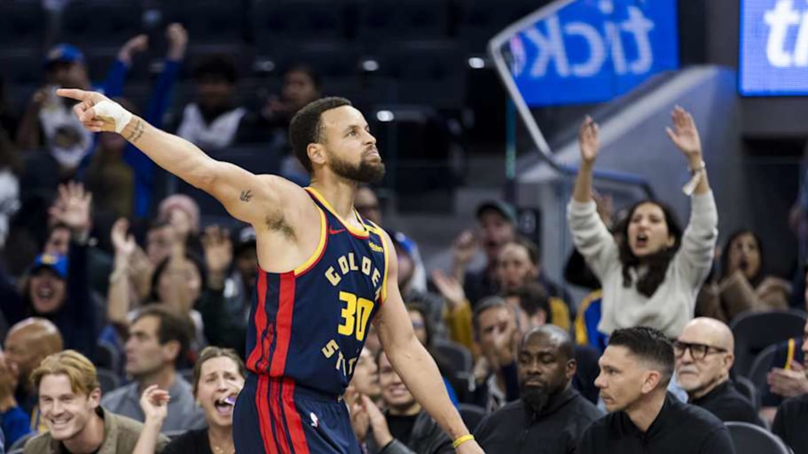 Steph Curry's Absurd 3-Pointer Went Viral In Warriors-Bulls Game ...