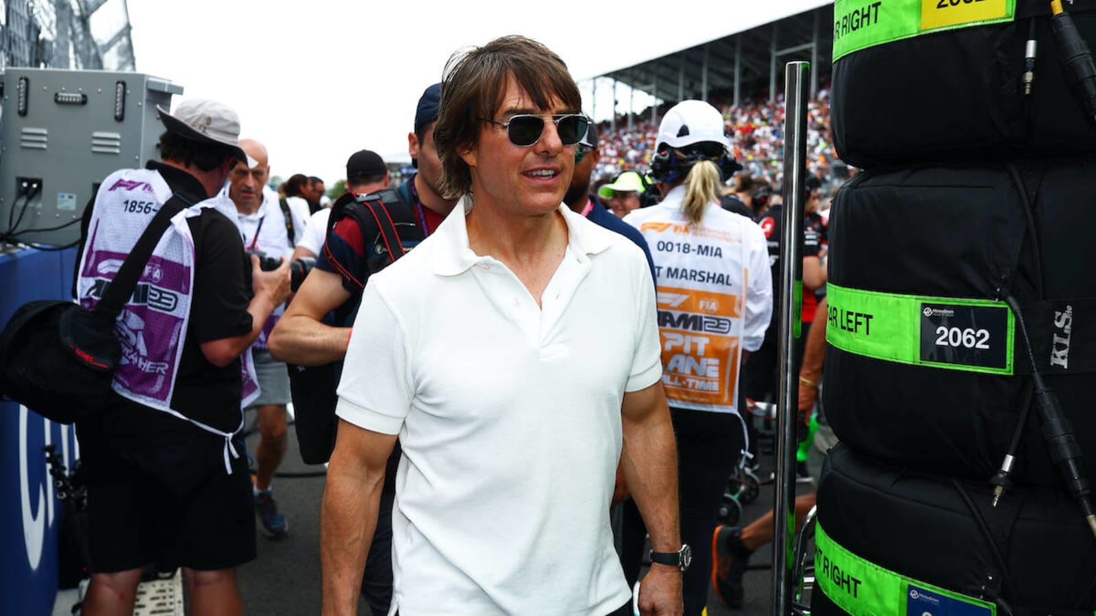 Tom Cruise jumps in on Formula 1 pit crew, changes tire | Yardbarker