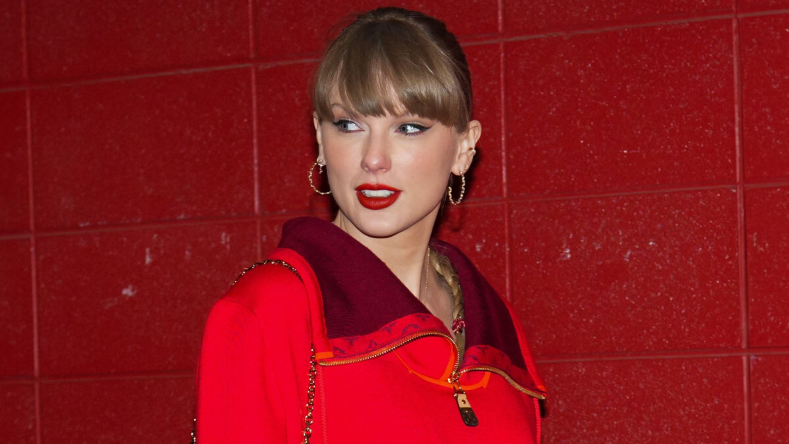 Taylor Swift Praised After What She Did for Chiefs' Stadium Workers |  Yardbarker