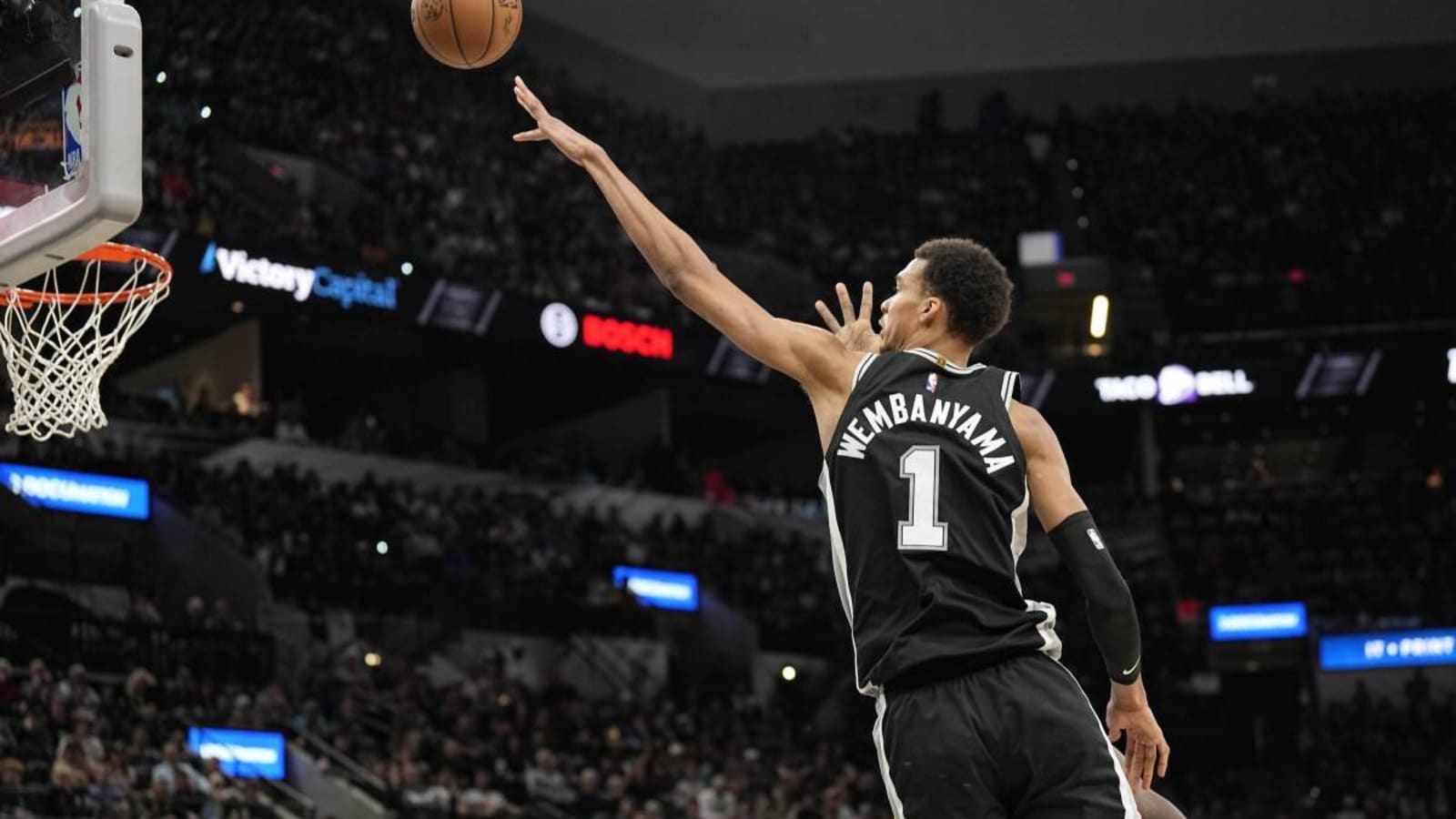 Victor Reverse Victor Wembanyama's Reverse Layup Went Viral In Nets-Spurs Game ...