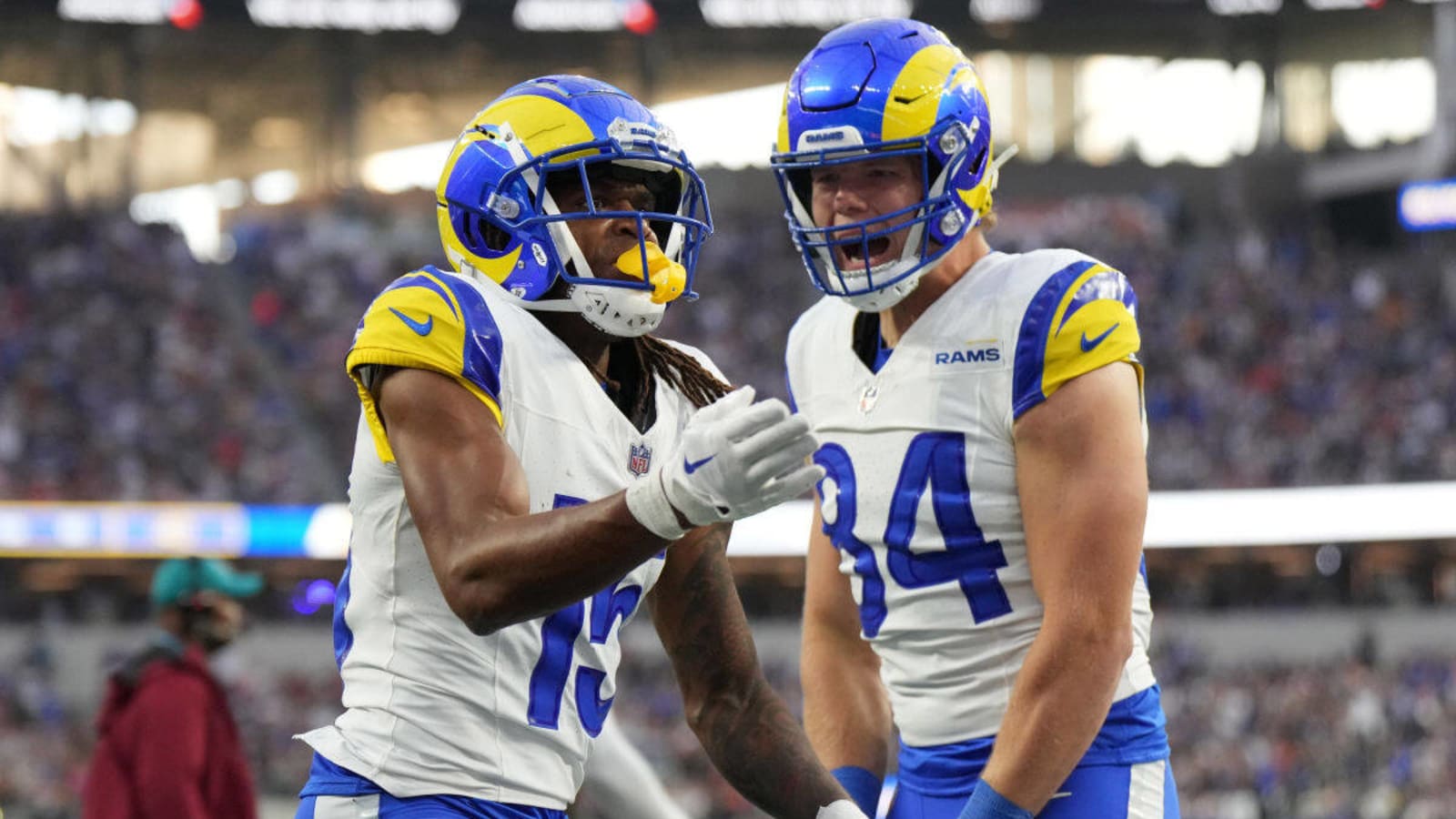 Rams TE Hunter Long Carted Off With Knee Injury vs. Baltimore Ravens |  Yardbarker