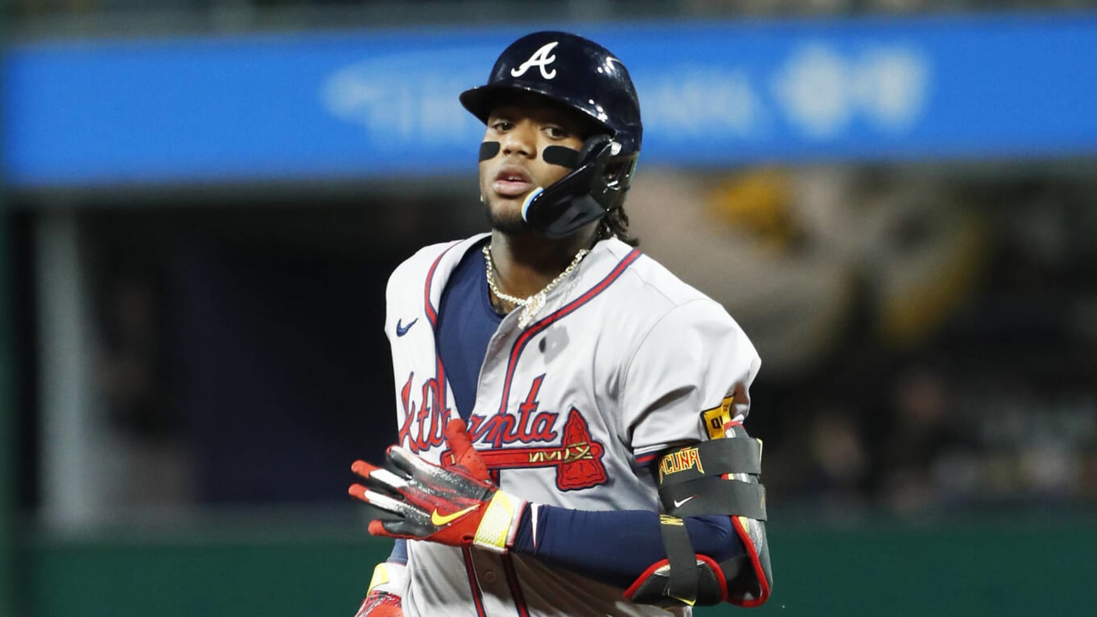 Braves superstar injures knee while running the bases | Yardbarker