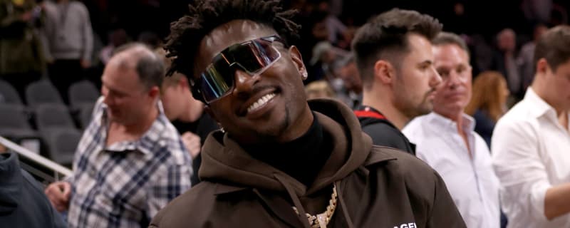 Antoion Brown tells Jerry Jones to 'call' about signing him