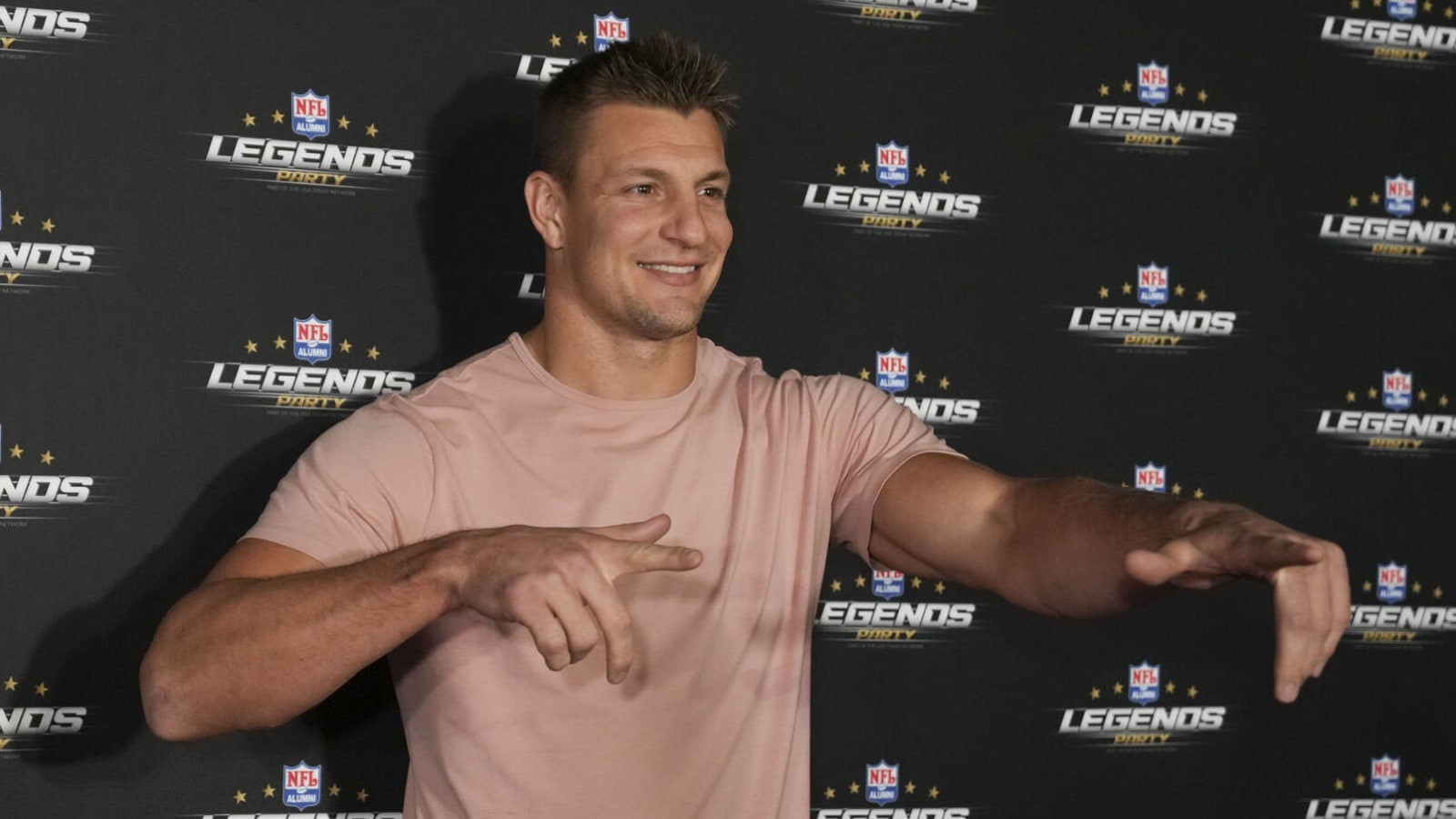 Gronkowski, family to take part in UFC 278 'GronkCast' | Yardbarker