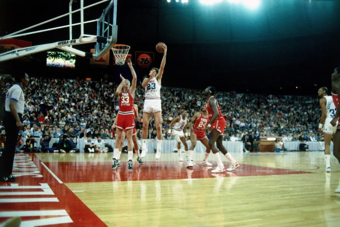 1987: Tom Chambers dominates a game full of Hall of Famers