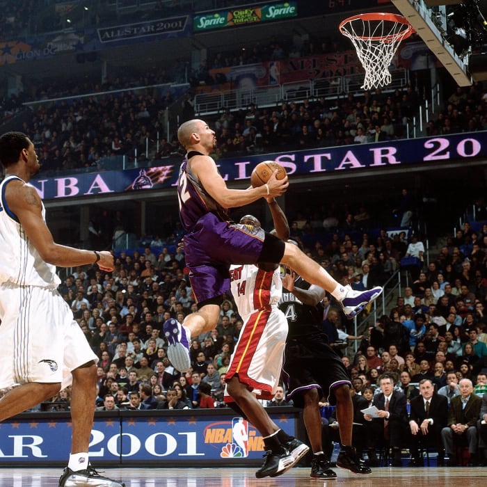 2001: Jason Kidd drops a half-court bomb