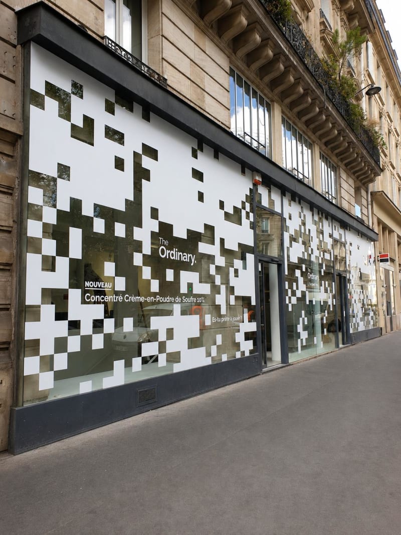 Vitrophanie de vitrine de boutique The Ordinary — Im-Pose Paris