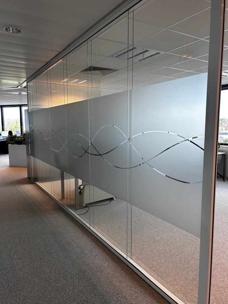 Film dépoli décoratif sur cloison vitrée de bureaux — Im-Pose Paris