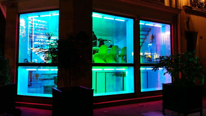 Vitrine lumineuse et signalétique néon de boutique — Im-Pose Paris
