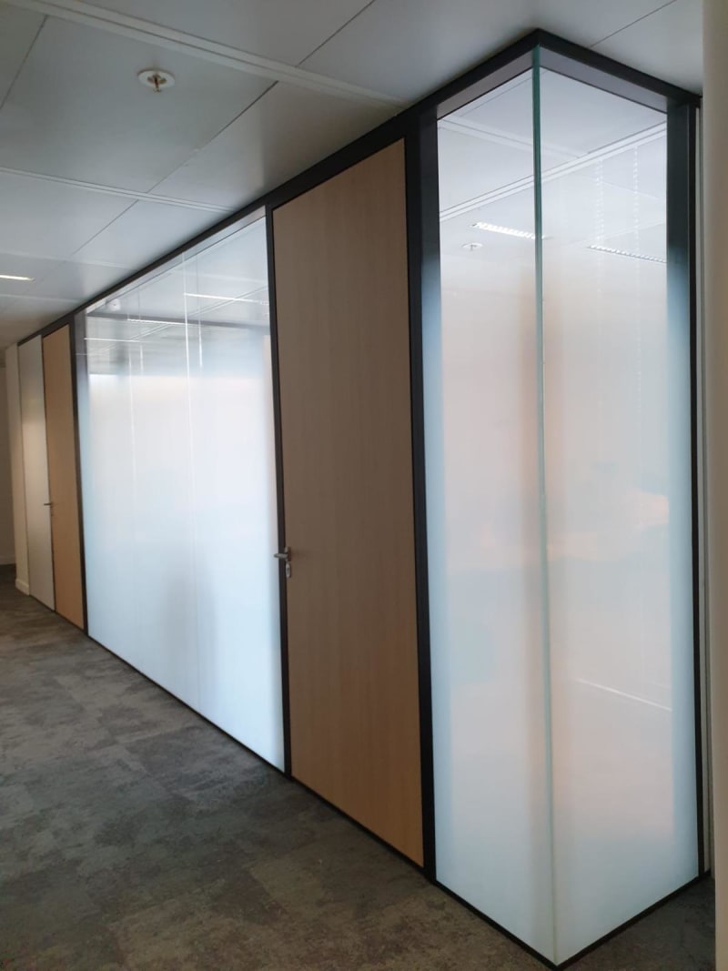 Film adhésif dépoli sur cloisons de bureaux — Im-Pose Paris