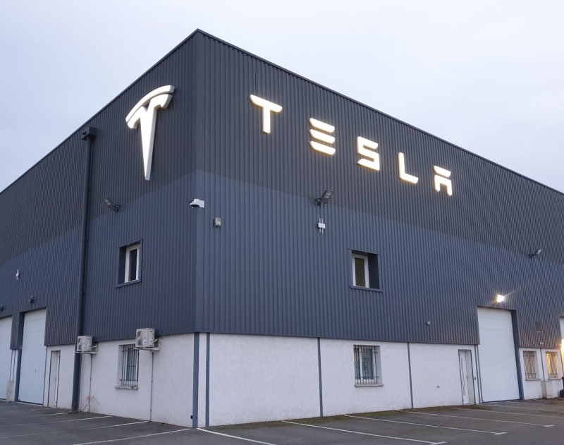 Enseigne d'entreprise en façade, site Tesla — Im-Pose Paris
