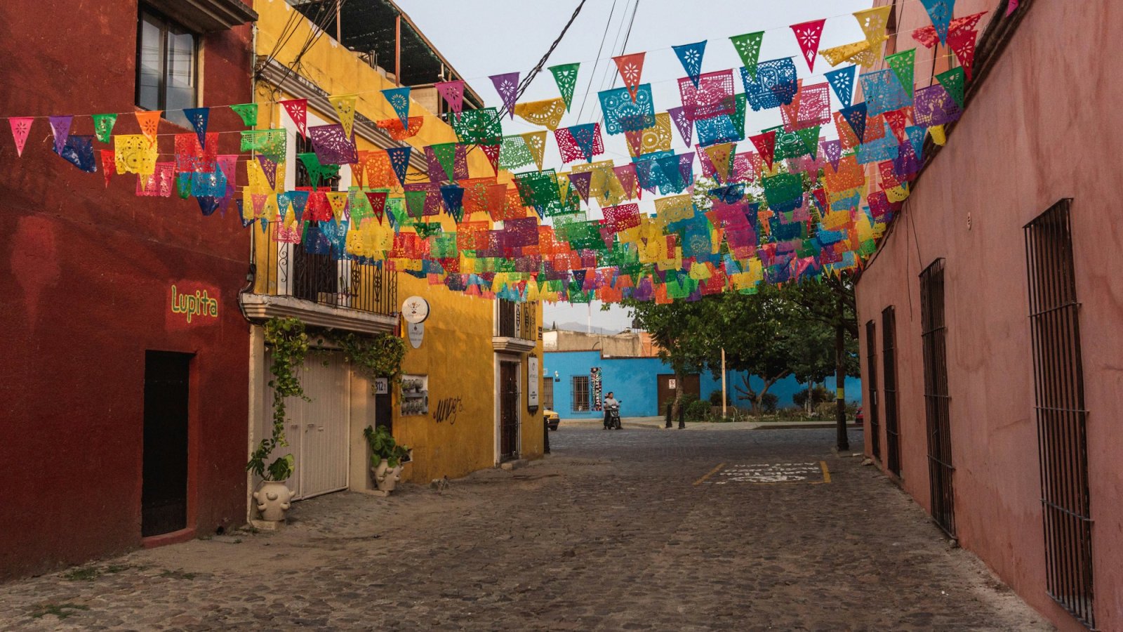 Calle colonial con papel picado en Oaxaca, México