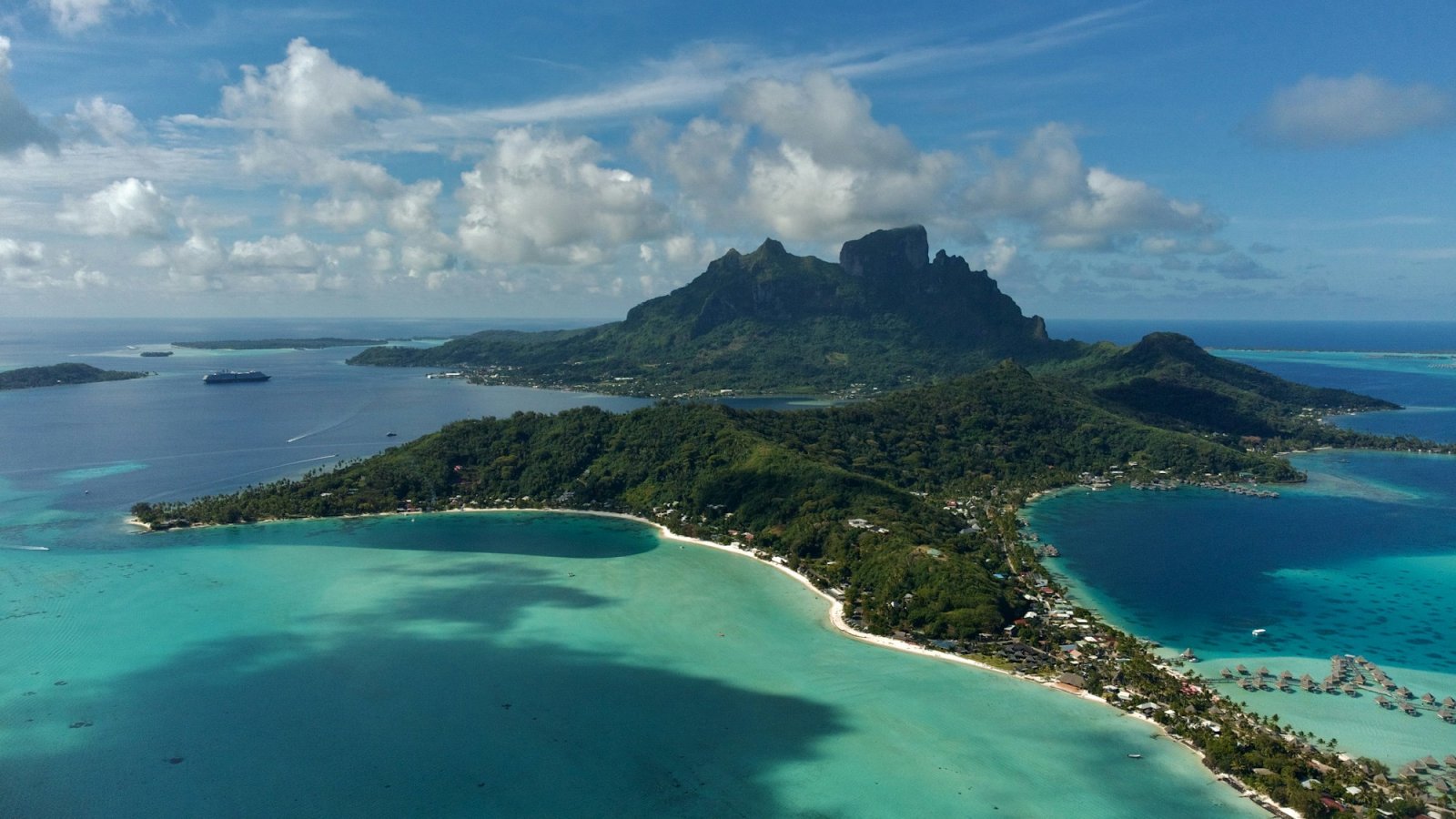 Vista aérea de Bora Bora con el Monte Otemanu y su laguna turquesa, Polinesia Francesa