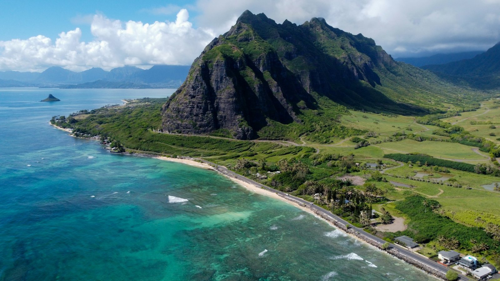 Vista aérea de las montañas de Kualoa y la costa turquesa del lado este de Oahu, Hawái
