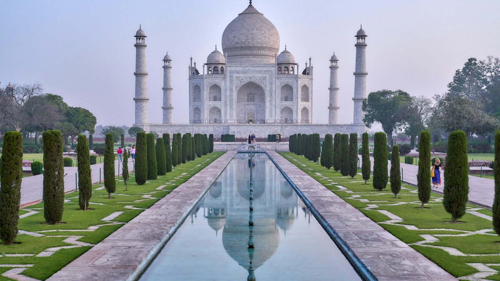 El Taj Mahal reflejado en el canal de sus jardines a primera hora de la mañana, Agra, India
