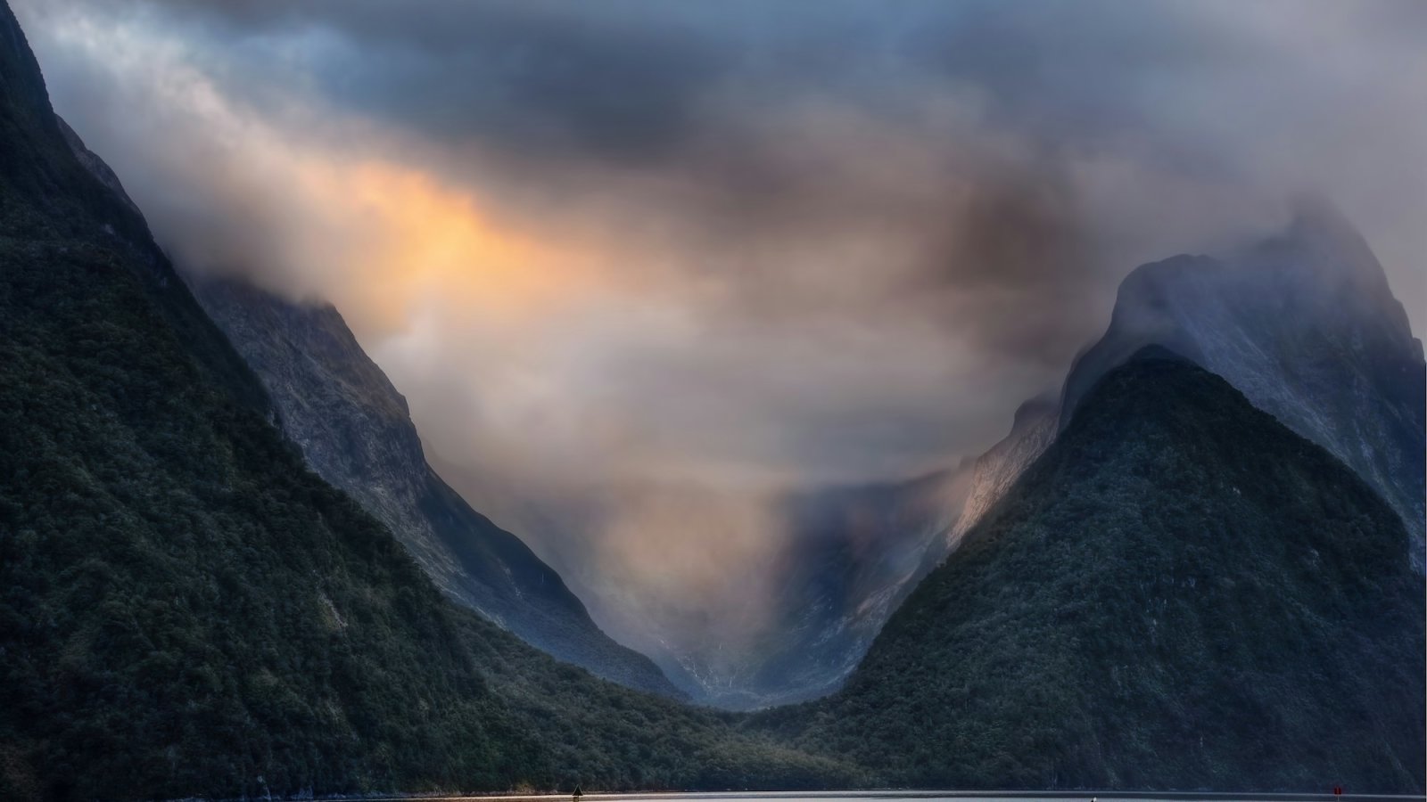 Fiordo de Milford Sound entre montañas, Nueva Zelanda