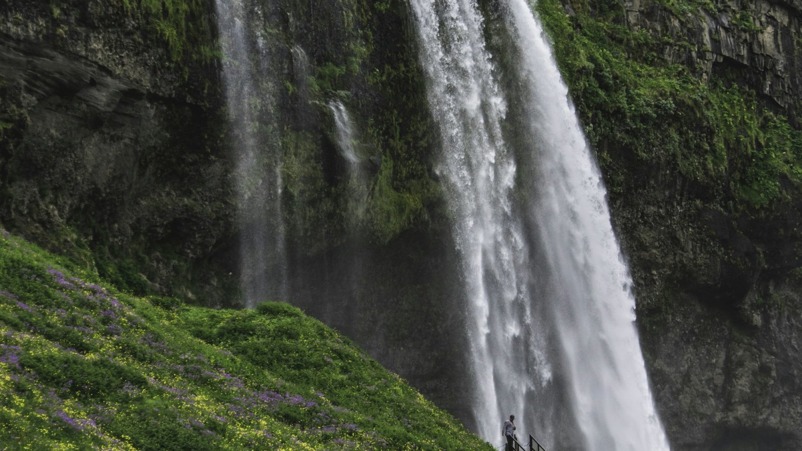 Cascada Seljalandsfoss entre acantilados verdes, Islandia