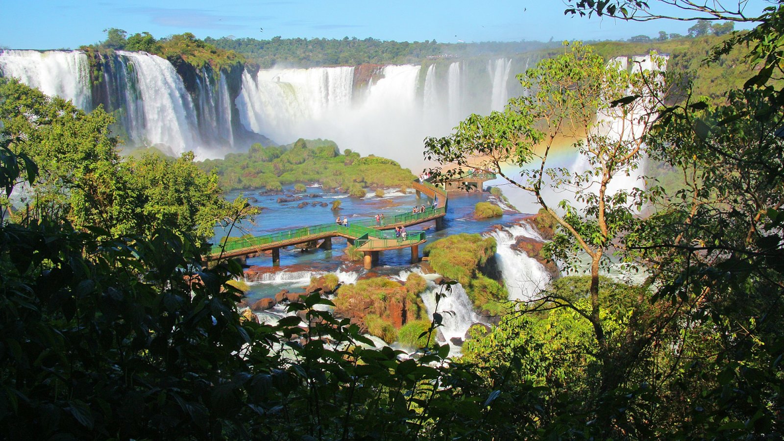 Cataratas del Iguazú rodeadas de selva, entre Argentina y Brasil