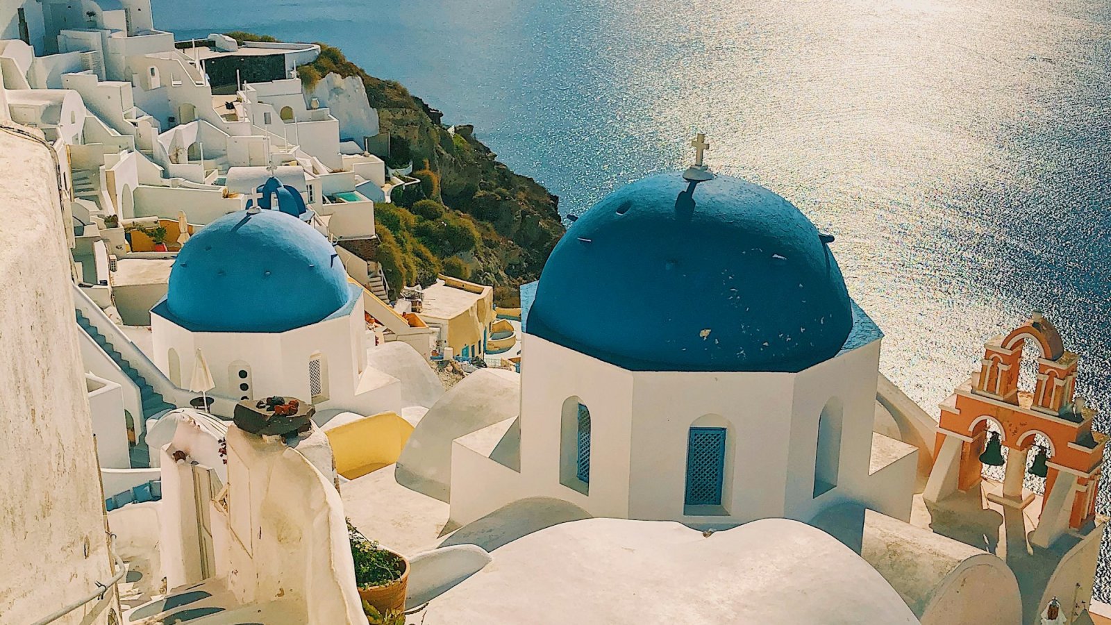 Cúpulas azules de Oia sobre la caldera de Santorini, Grecia