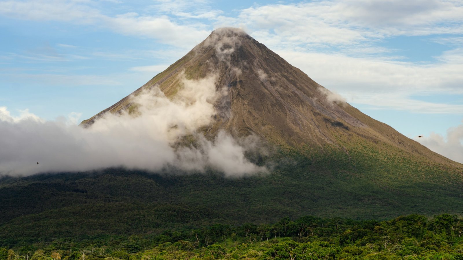 Volcán Arenal sobre la selva tropical, Costa Rica