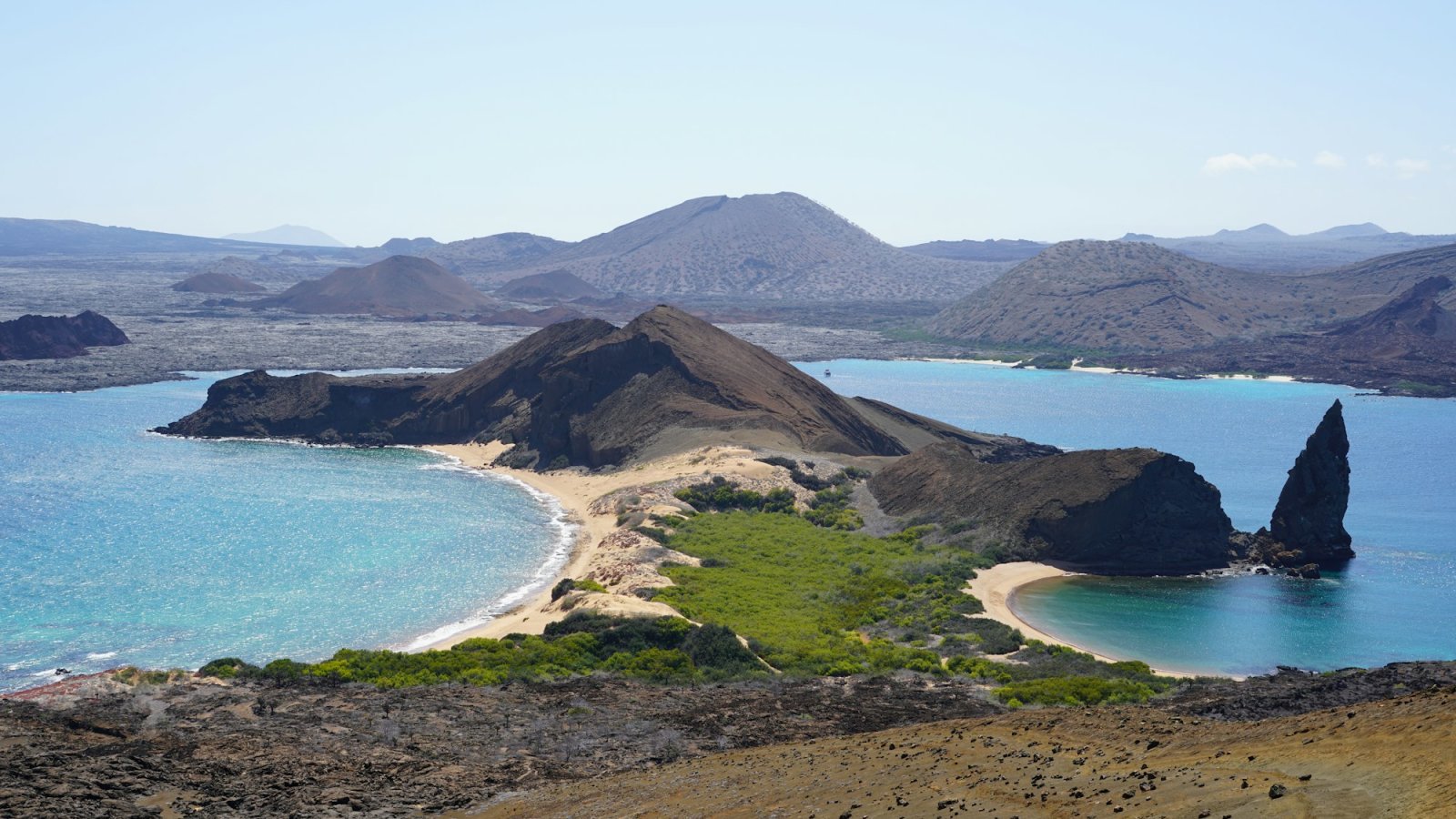 Roca Pináculo y las playas gemelas de la isla Bartolomé vistas desde el mirador, Galápagos