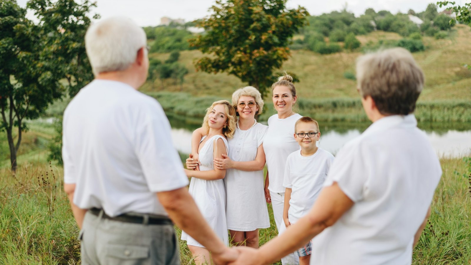 Abuelos, padres e hijos juntos al aire libre