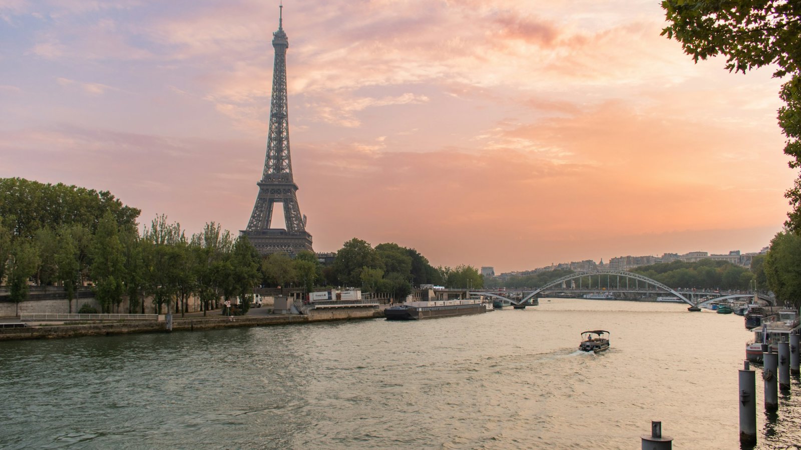 Torre Eiffel y el río Sena al atardecer, París, Francia