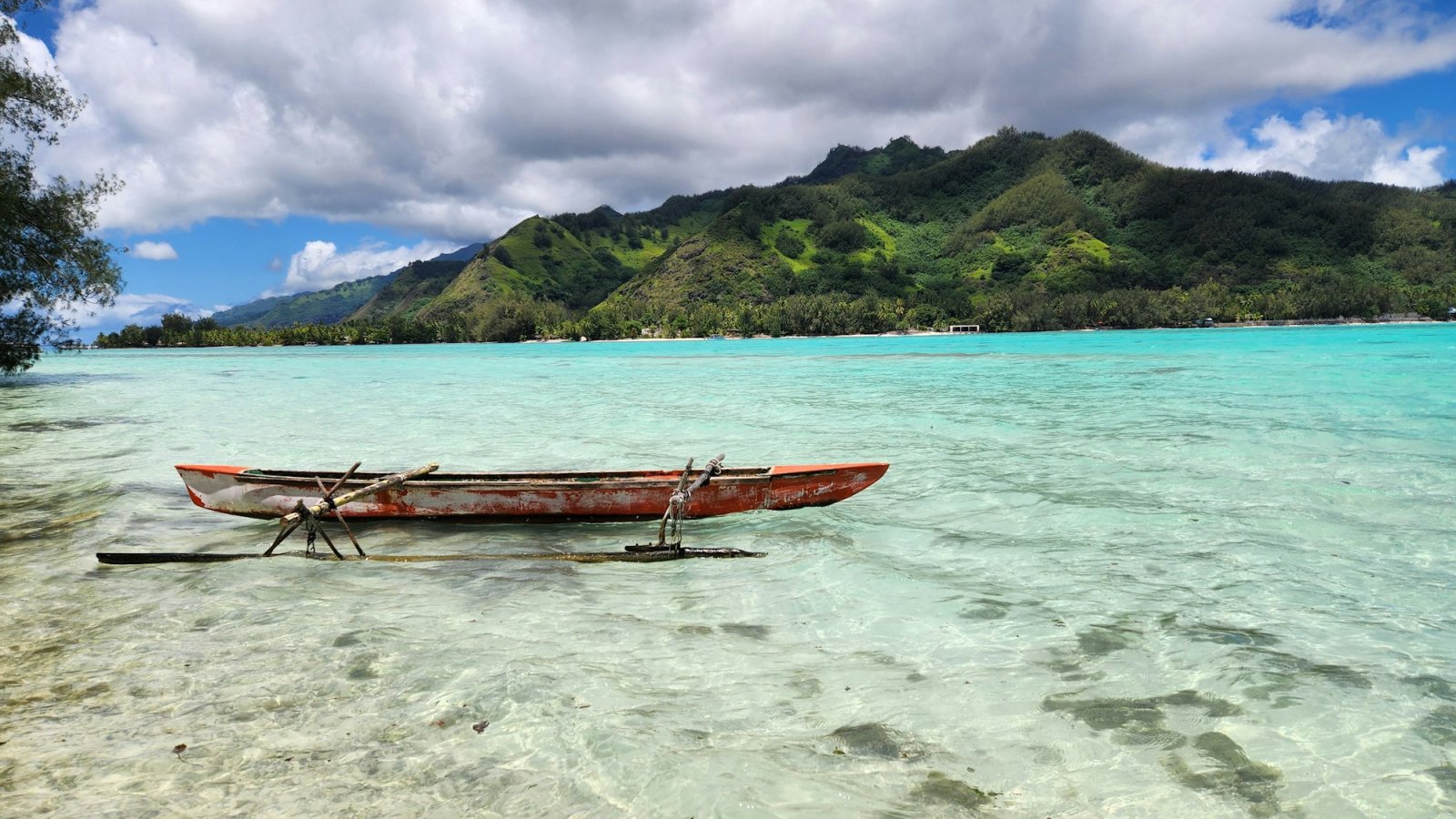 Canoa polinesia tradicional sobre la laguna transparente de Moorea, Polinesia Francesa