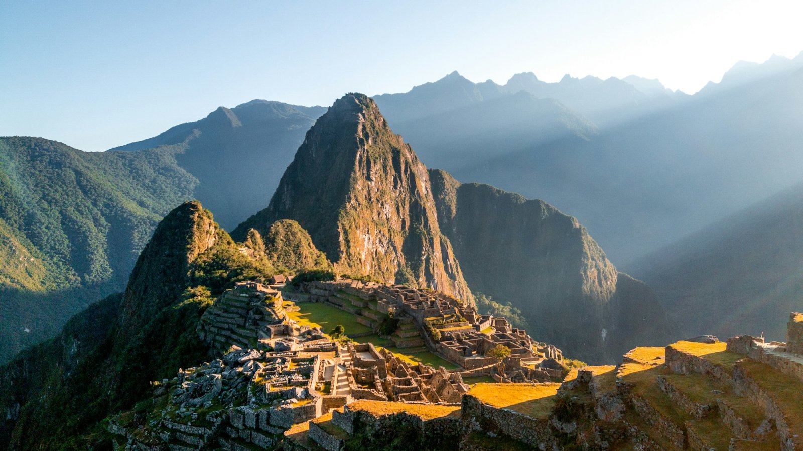 Machu Picchu y el Huayna Picchu con luz dorada, Perú