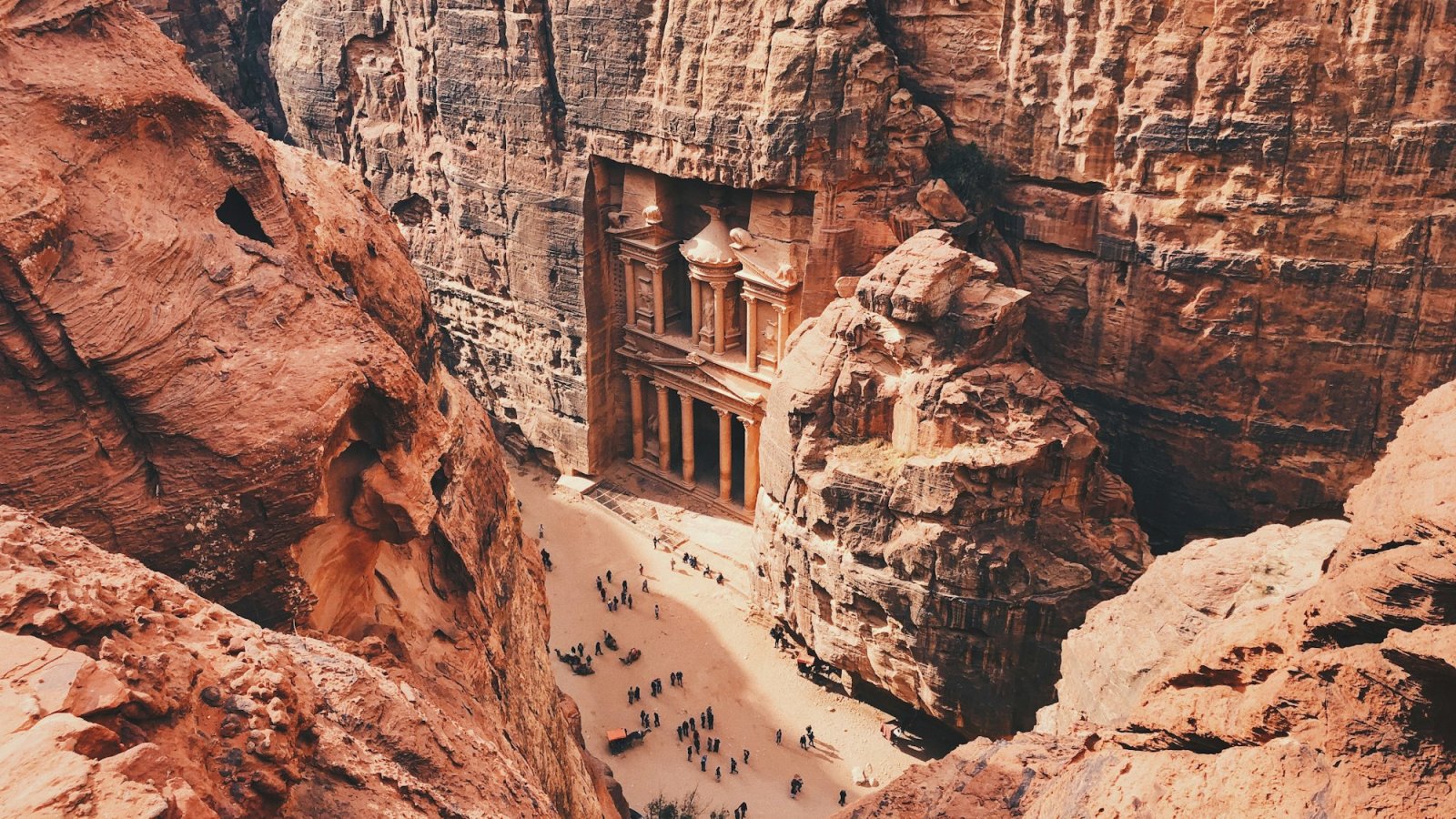 El Tesoro (Al-Khazneh) de Petra visto desde lo alto del desfiladero del Siq, Jordania