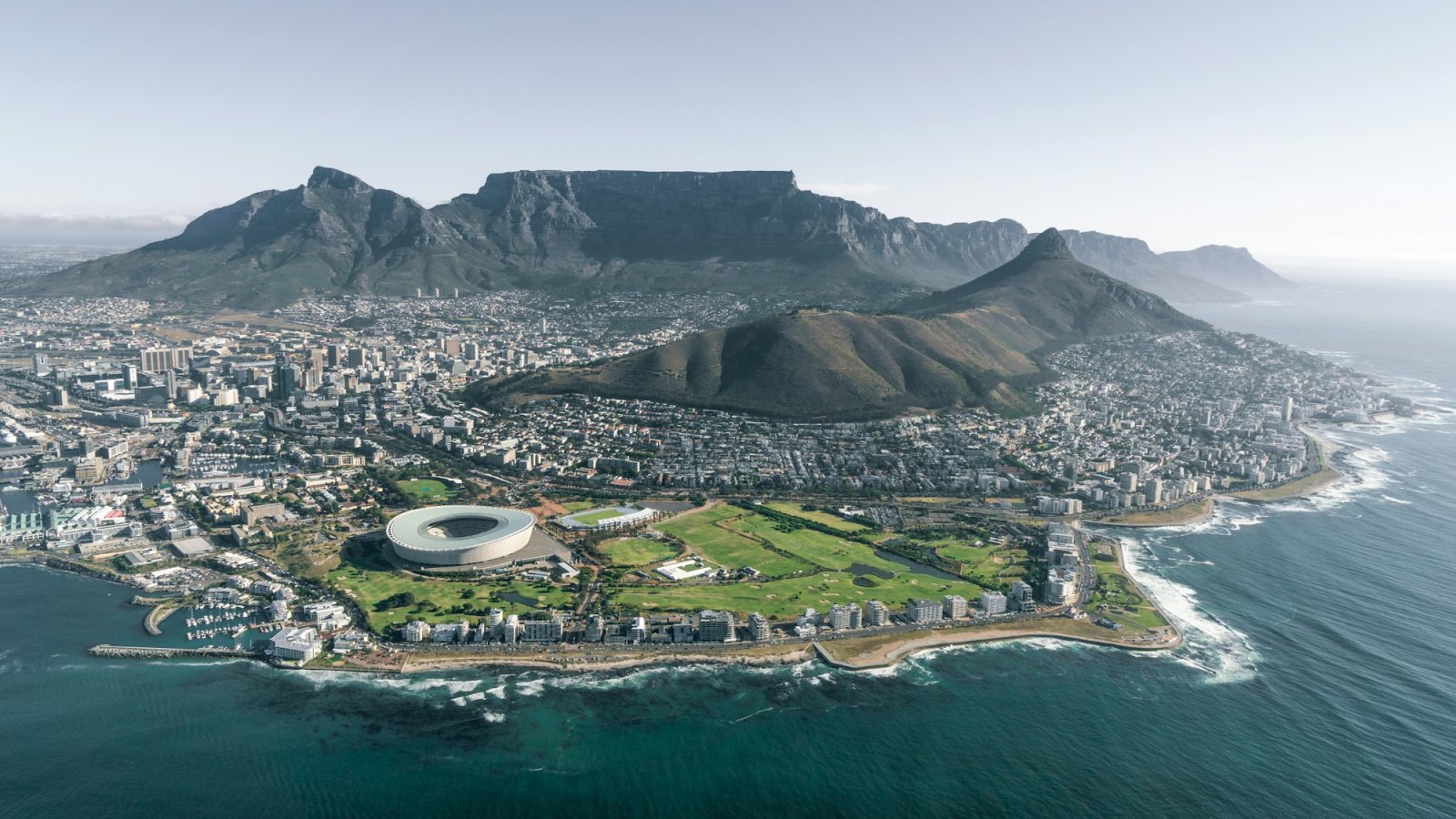 Vista aérea de Ciudad del Cabo con la Montaña de la Mesa, Lion's Head y el océano Atlántico, Sudáfrica