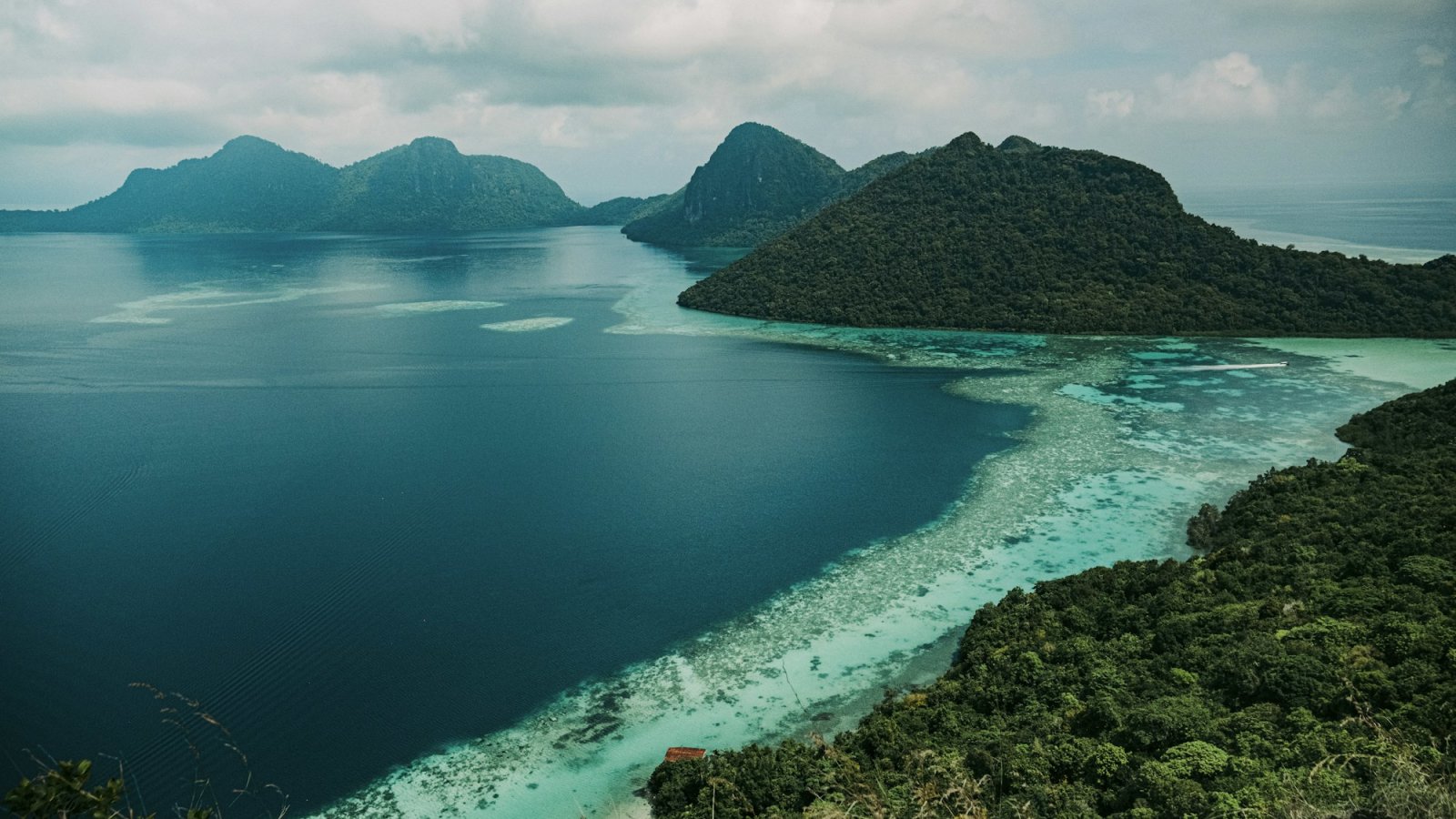Laguna de arrecife e islas volcánicas del archipiélago de Semporna, Sabah, Borneo