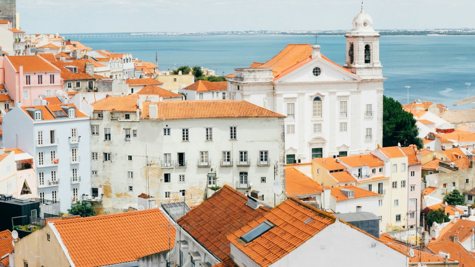 Tejados del barrio de Alfama junto al río Tajo, Lisboa