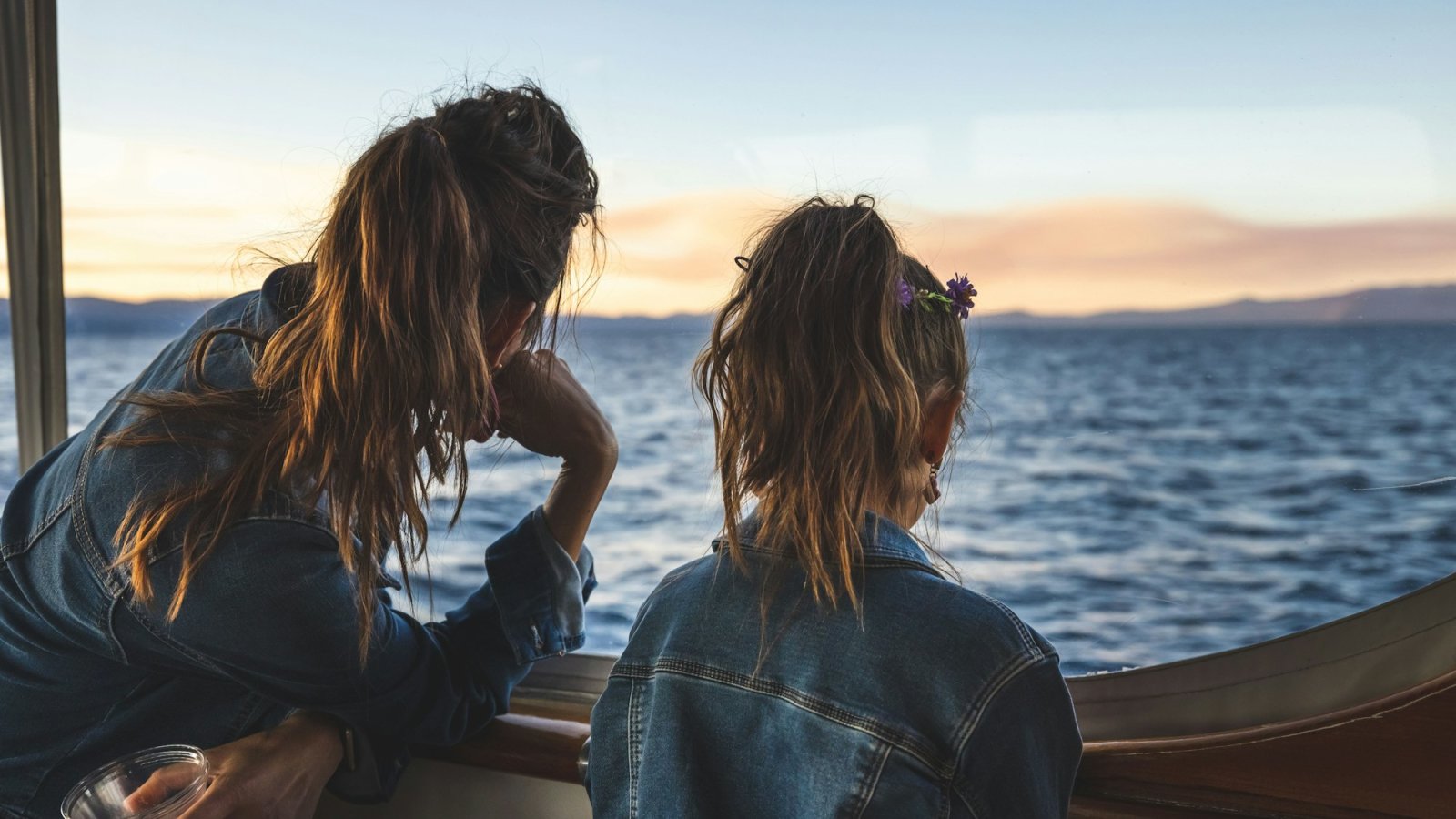 Madre e hija contemplando el mar desde un barco
