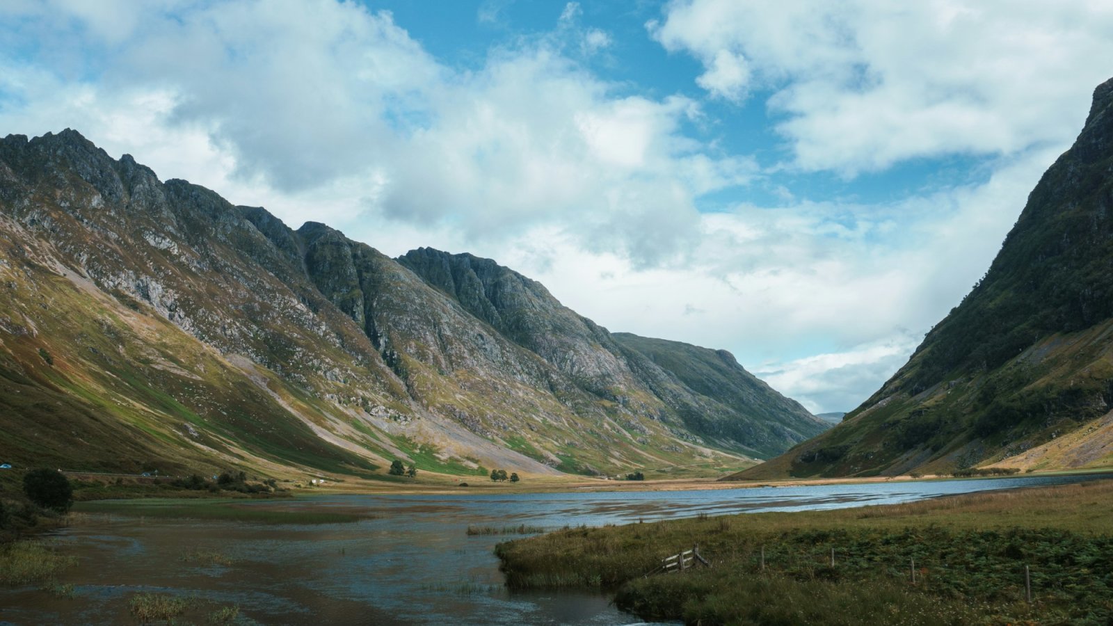 Valle de Glencoe con el lago Achtriochtan y montañas de las Highlands, Escocia