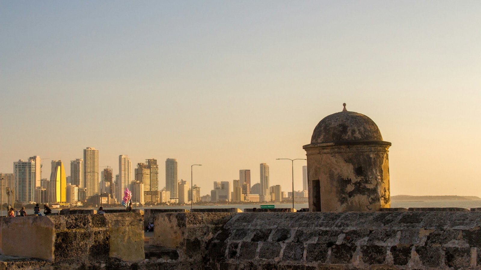 Garita de la muralla de Cartagena al atardecer con los edificios de Bocagrande al fondo, Colombia