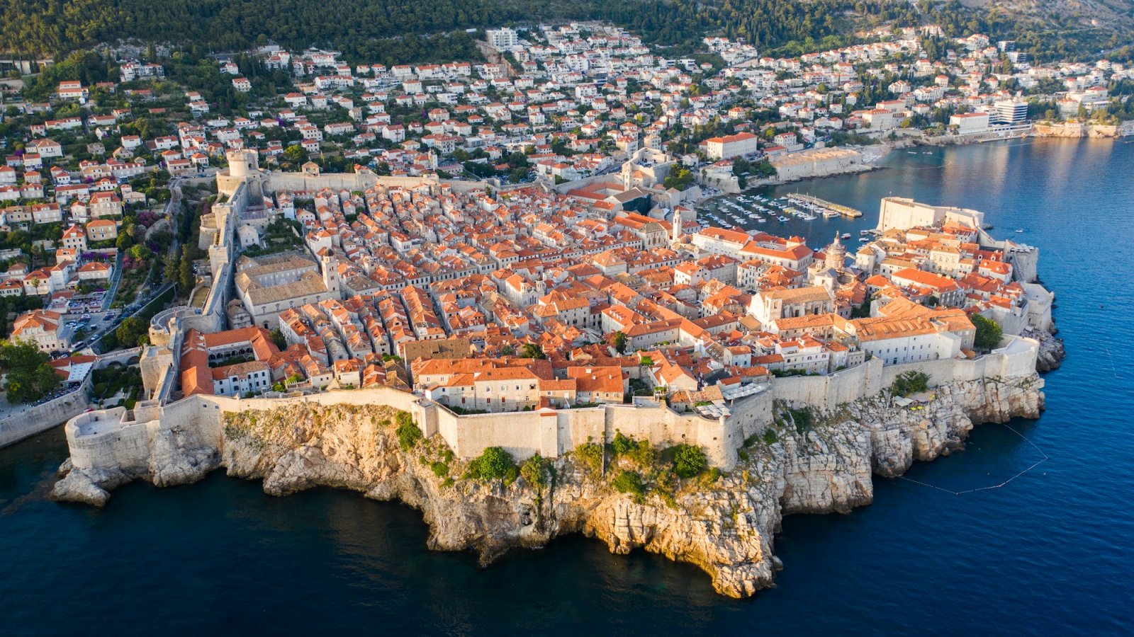 Vista aérea de la ciudad amurallada de Dubrovnik sobre el mar Adriático, Croacia