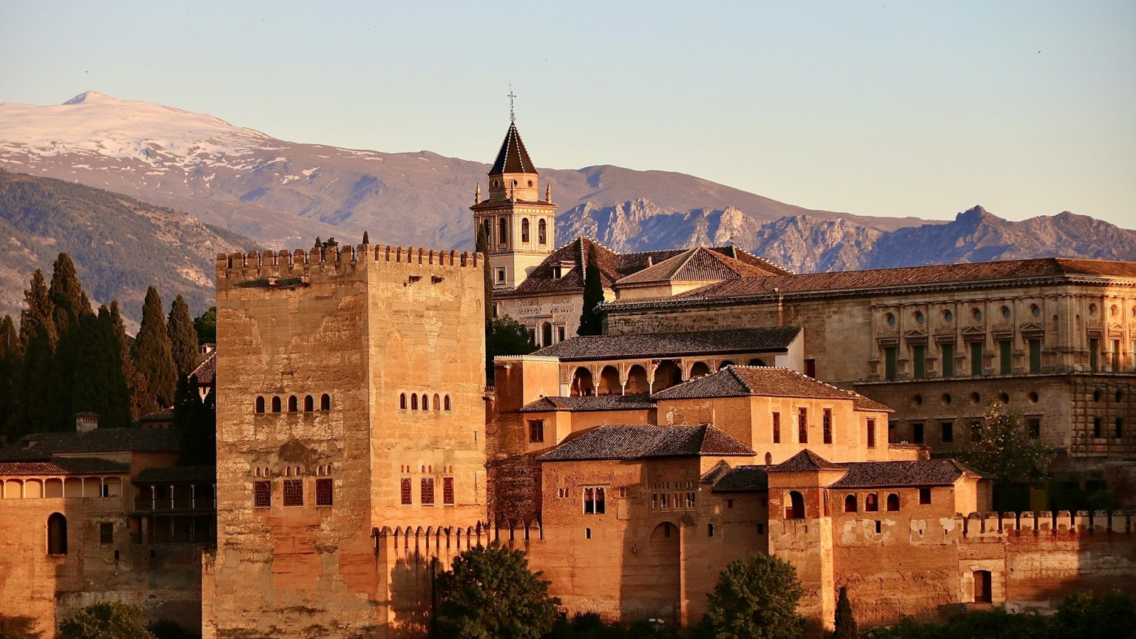 La Alhambra de Granada al atardecer con Sierra Nevada nevada al fondo, España