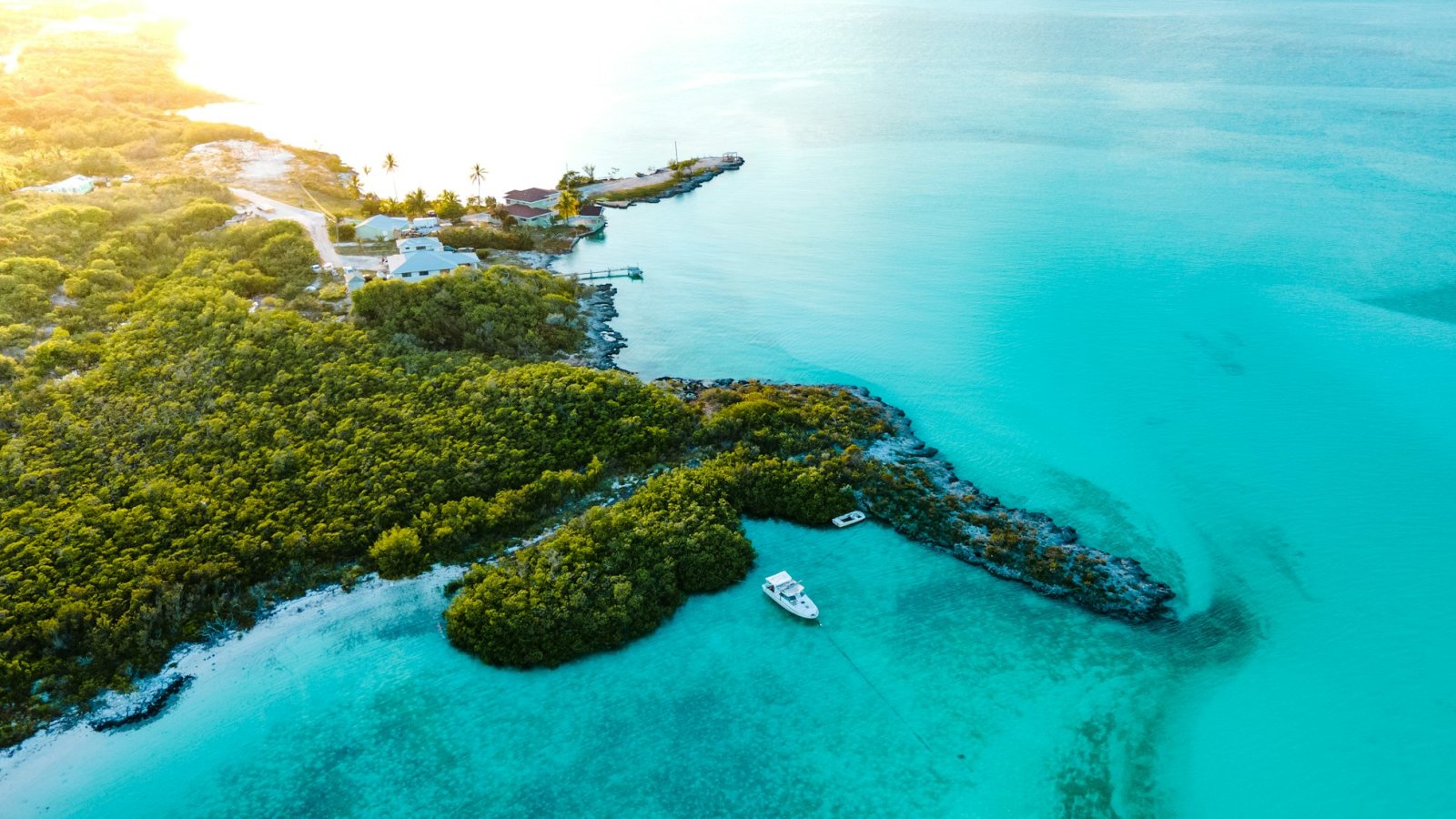 Vista aérea de un cayo verde rodeado de agua turquesa en Exuma, Bahamas