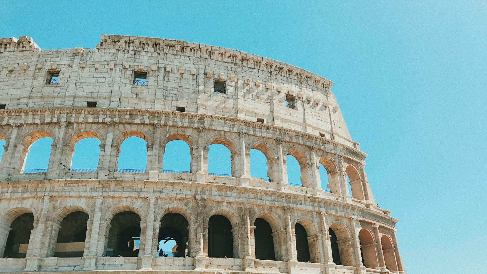 El Coliseo de Roma bajo el cielo azul, Italia