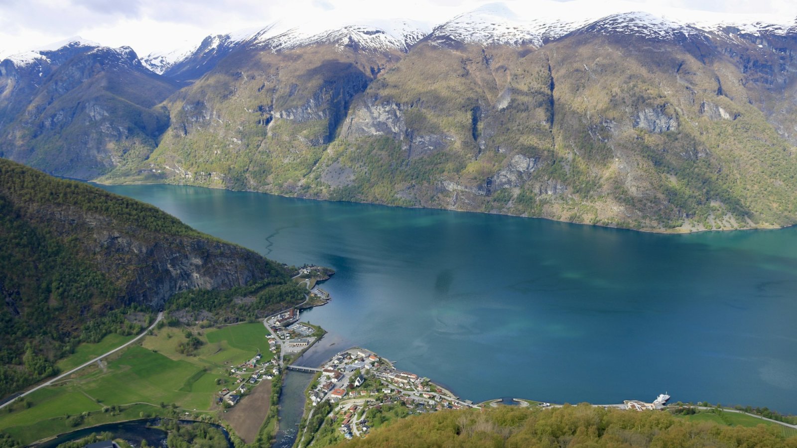 Aurlandsfjord entre montañas nevadas visto desde el mirador de Stegastein, Noruega