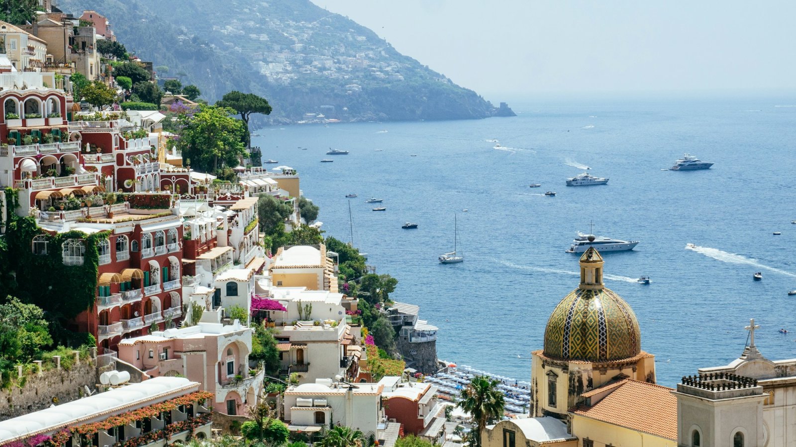 Positano y la costa Amalfitana, Italia, en primavera