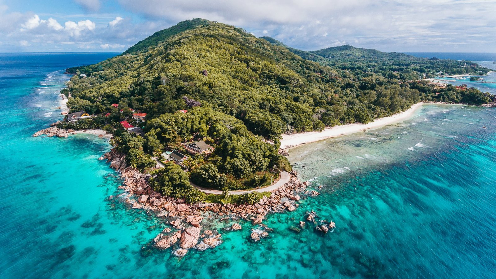 Vista aérea de La Digue con su arrecife turquesa y rocas de granito, Seychelles