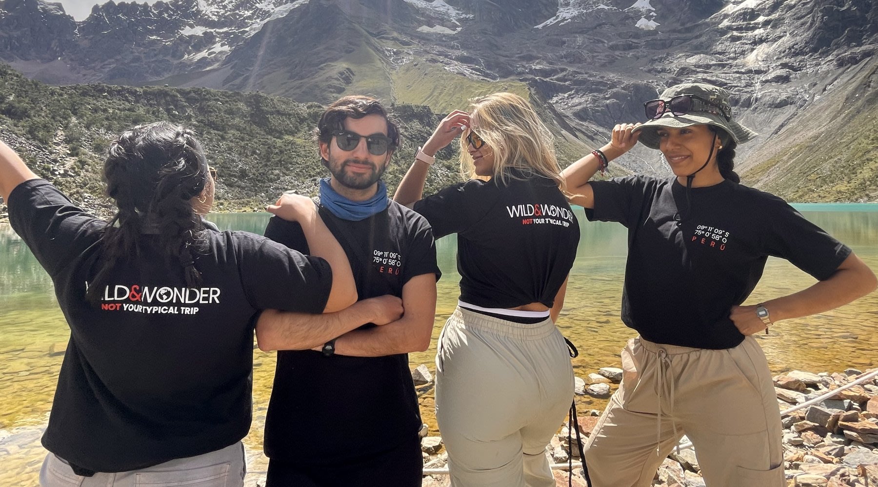 Grupo de viajeros de Exploria en la laguna Humantay, Perú