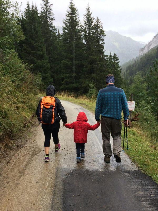 Familia caminando por un sendero de montaña