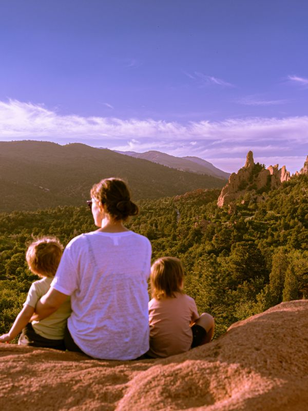 Familia contemplando el paisaje desde un mirador