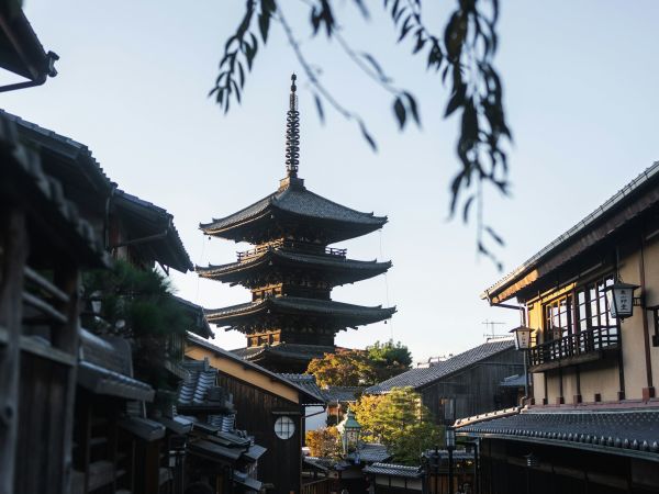 Pagoda Yasaka entre casas tradicionales de Kioto, Japón