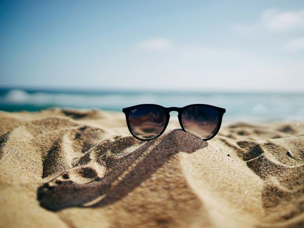 Lentes de sol en la playa de verano