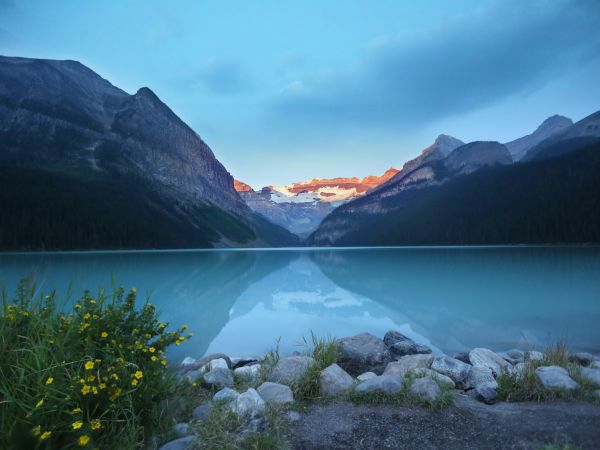 Lake Louise al amanecer con el glaciar Victoria reflejado en el agua, Parque Nacional Banff, Canadá